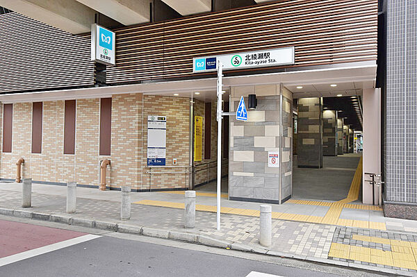 【北綾瀬駅】千代田線直通運転により、大手町、日比谷、表参道まで乗り換えなしで行けるようになりました。都心方面への始発駅になるため朝のラッシュ帯も座って通勤できます。