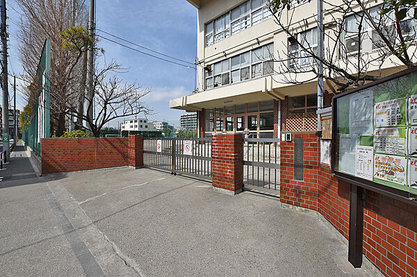 【谷中中学校】昭和54年創立。地域とともにある学校づくりを推進する「コミュニティースクール」としては足立区立中学校の中でもっとも歴史ある学校です。
