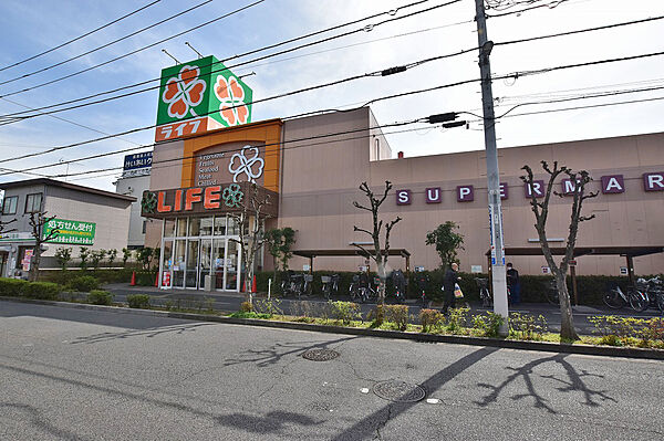 【ライフ大谷田店】営業時間／9：00～22：00、配送サービス／有。屋上が駐車場になっており車での利用も可能です。生鮮食品をはじめ日用品なども豊富に揃っていて、価格もリーズナブルで毎日の食卓をサポート