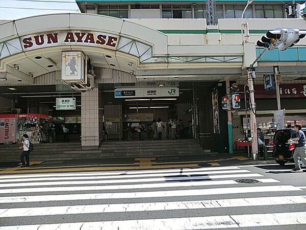 【綾瀬駅】東京メトロ千代田線で大手町まで一本20分弱で行けるため都心部へ出るのにとても便利です。また始発も出ていて座って行くこともできるので、電車移動しやすい地域です。