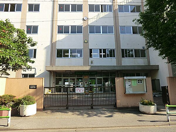 【綾瀬中学校】昭和22年開校。全校生徒数も今増加傾向にあり、活気が出てきております。生徒たちが、「夢や希望をもち、その実現に向けて努力できる学校づくり」に取り組みます。