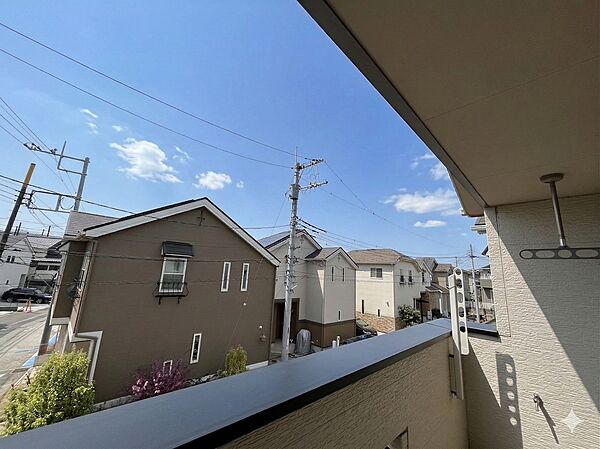 ☆インナーバルコニー、水栓☆インナー設計のバルコニーは、屋根付で急な雨でも安心。便利な水栓付で、窓や床のお掃除、プランターへの水やりもスムーズです。家事の負担を軽減し、趣味の時間も彩ります。
