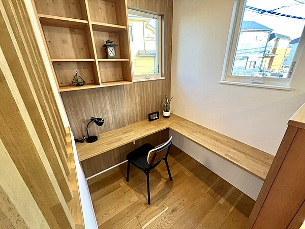 ☆書斎スペース☆リモートワークや趣味に集中できる約2帖の書斎コーナーです。お料理の合間に調べ物をしたり、夜の静かな時間に読書を楽しんだりと、自分だけの時間を豊かに彩ります♪