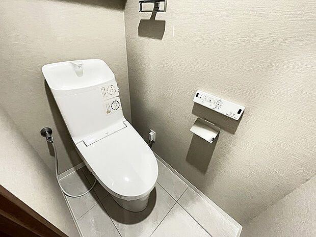 【トイレ】温水洗浄機付でさらに快適なレストルーム