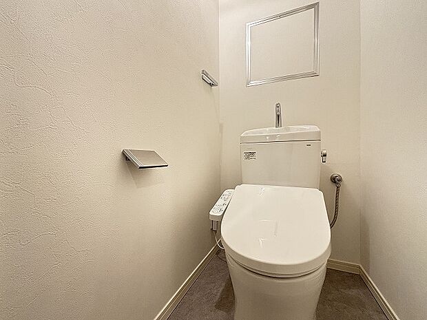 【トイレ・リフォーム済】トイレは快適な温水洗浄便座付です。清潔感のあるホワイトで統一しました。いつも清潔な空間になるよう配慮された造りです。