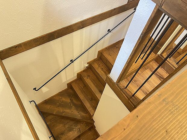 【階段】メゾネットタイプならではのマンションには珍しい室内階段で戸建て感覚味わえます。