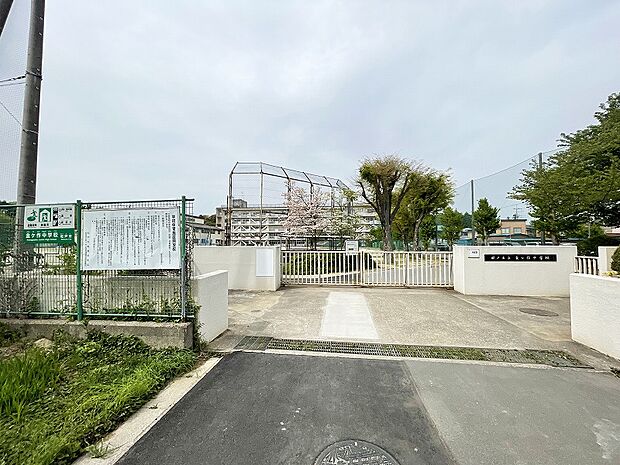 ■校訓:あいさつ・思いやり・たくましさ■学校教育目標:新しい時代を担う知・徳・体・情・意を備えた人間性豊かな生徒の育成