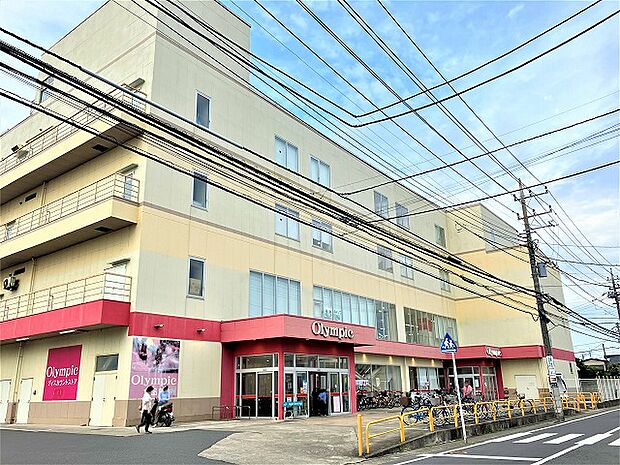 食料品のほか、家電、洋服 、文房具、靴、消耗品等 色々買えるので、便利です。営業時間: 10:00-20:00