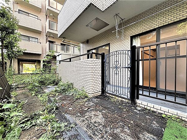 【専用庭】約9?・マンションでは珍しいお庭がついております。ご自身で理想のスペースに仕上げるのも楽しそうですね。