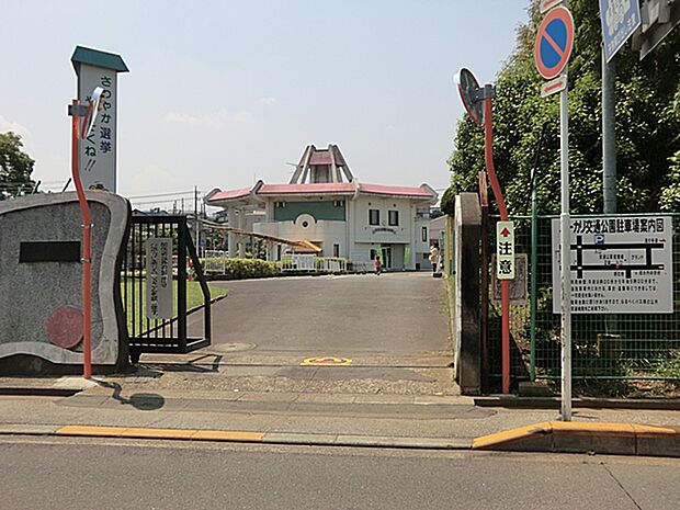 【ユーカリ交通公園】 千葉県松戸市が運営する交通公園です。 公園内にある交通施設や乗り物等を利用して交通ルールを学ぶことができます。蒸気機関車やヘリコプターなどの展示もされています