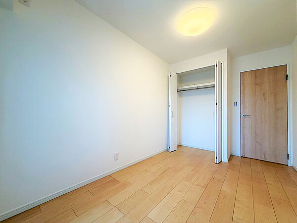 【洋室5畳】各お部屋に収納がございます。