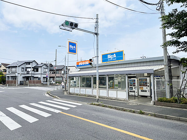 24時間スーパーなのにカップラーメンやアルコール飲料が安い。取り扱いアイテムはそれなりのスーパーより少なめ。少ないけどカテゴリーは網羅しているのでブランドにこだわらなければひと通り揃う。