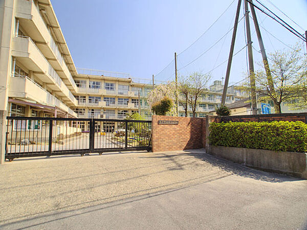 【松戸市立第六中学校】生徒によるボランティア活動を熱心に取り組んでいます。また松戸市立総合医療センターに入院中の生徒のために院内学級（『ひまらや学級』）を設置していることでも知られています。