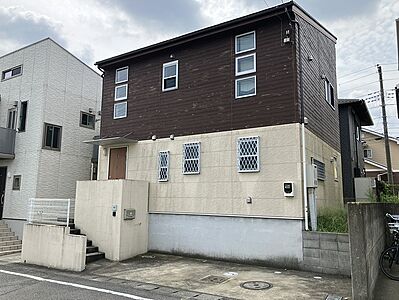 外観：庭付きの戸建て！ガーデニングなど楽しめそうですね♪