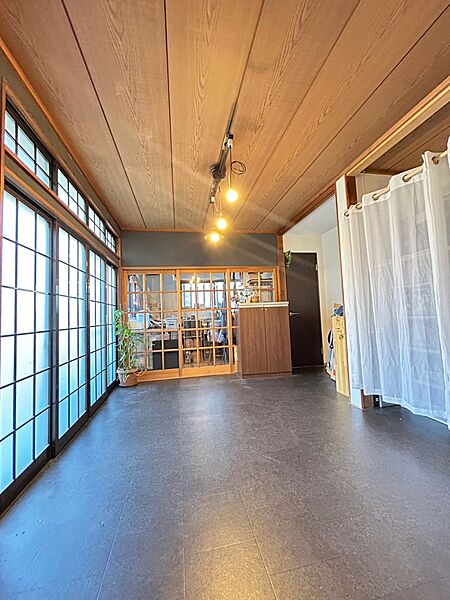 格子窓が心地いい素敵な空間。