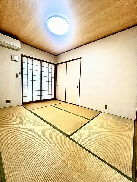 リビングに隣接した和室は客間にも。心落ち着く和室は一部屋あるとうれしいもの