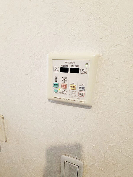 浴室乾燥パネル　衣類乾燥だけでなく暖房も涼風も叶う浴室乾燥機付