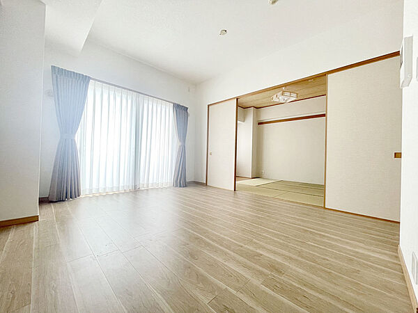 隣接した和室を開放すると18.9帖のゆったりスペース！