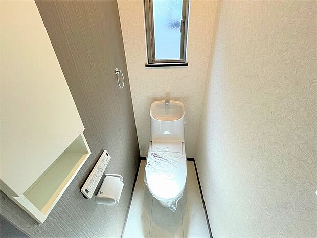 【2階トイレ】温水洗浄機付で快適なレストルーム