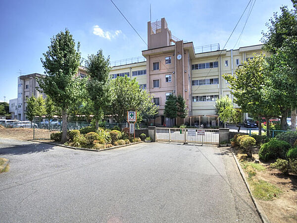 「柏市立柏第五中学校」昭和52年4月1日柏市立柏中学校より分離、柏市立柏第五中学校として開校