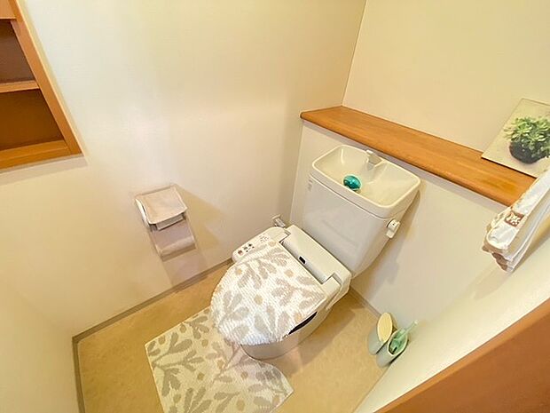 【トイレ】白を基調とした清潔感のあるトイレ