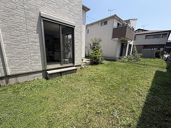 【庭】たっぷりの陽光と開放感に包まれる広々としたお庭