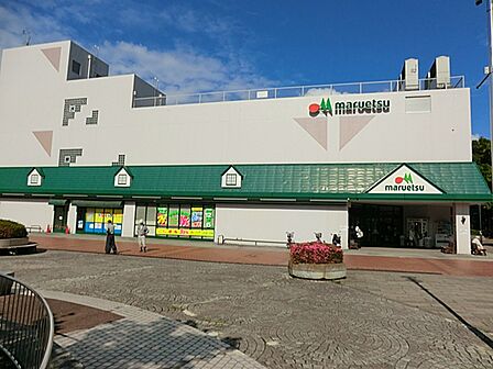 【営業時間】9時~夜10時(2F:朝9時~夜9時)駐車場/192台(共用・うち身障者専用駐車場4台)(銀行側)143台/ご利用時間:24時間(商店街側)49台/ご利用時間:8時半~21時