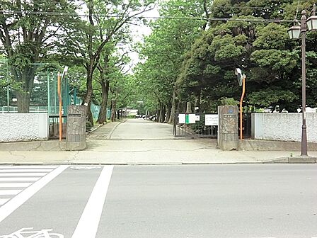 「柏市立柏中学校」 昭和22年5月1日創立　花と緑豊かな70年の伝統を誇りによりよい社会を築く人となるために必要な知性と徳性を備えた人間性豊かな生徒の育成を目標としています