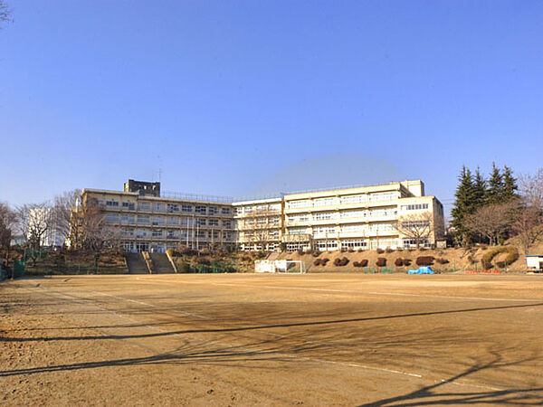 【我孫子市立久寺家中学校】1975年11月我孫子中との分離が決定し、開校準備委員会が発足。この日を創立記念日とする。《校訓》自学・礼節・鍛錬　《学校教育目標》「21世紀を生きるたくましい力と豊かな心