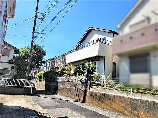 【外観】南東側も道路に面しており、陽当り・通風良好です！