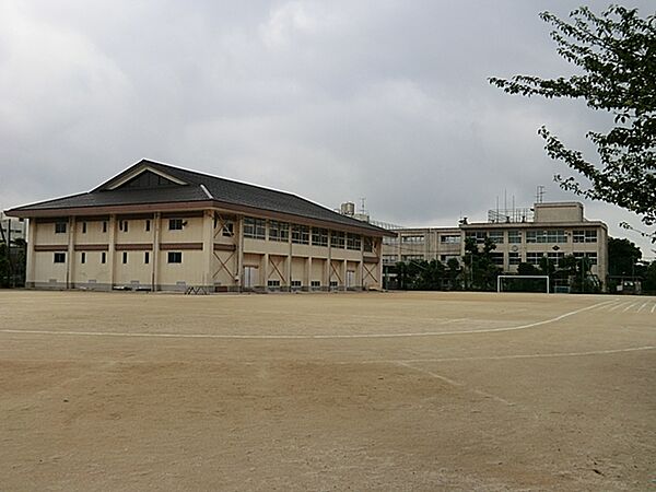 【第一中学校】教育目標に共に学び、創造し、行動する生徒の育成を掲げてます。