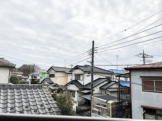 周辺には戸建住宅街の景色が広がります。