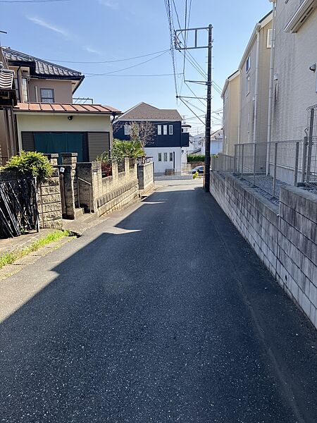 南側道路。公道4.0ｍ。周辺に生活利便施設が整っており、新生活をスタートするのにオススメの立地です。