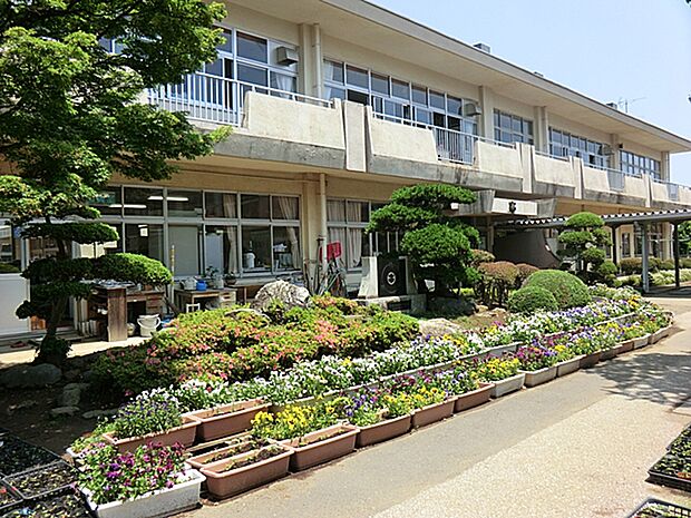 学校教育目標　心豊かでたくましく学ぶ子〜未来への夢と希望を持ち、自立的、教働的に行動できるこどもの育成〜