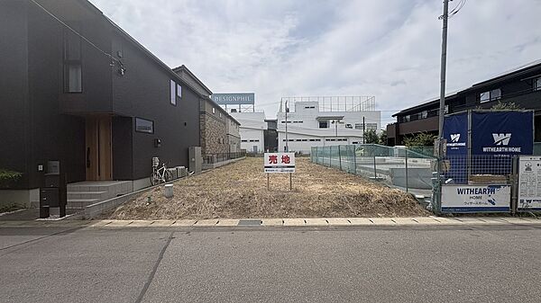 周辺は閑静な住宅街。
