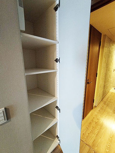 廊下にも物入あり。豊富な収納も魅力です。