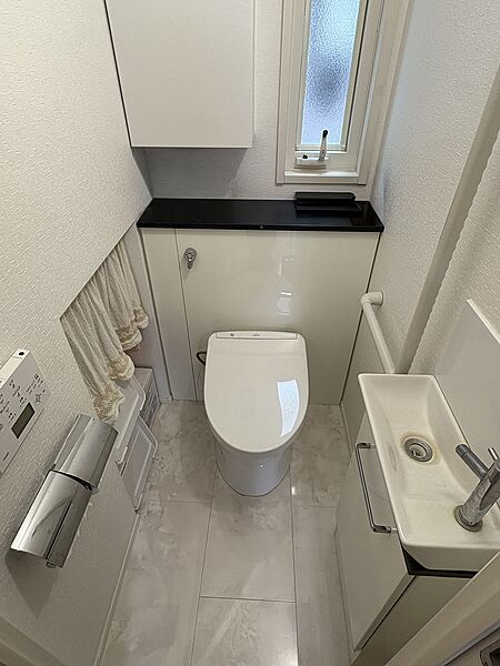 1階トイレ内に手洗い器があり、手を洗うことができ、衛生的かつ便利です。もちろん収納棚・温水洗浄便座付。