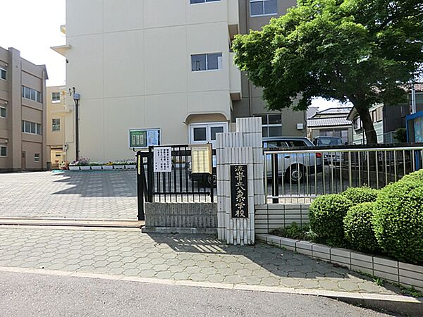 「社会に役立つ人間の育成－いきいきと活動する子どもを育む－」を教育目標に掲げる140周年をえた歴史ある学校です。