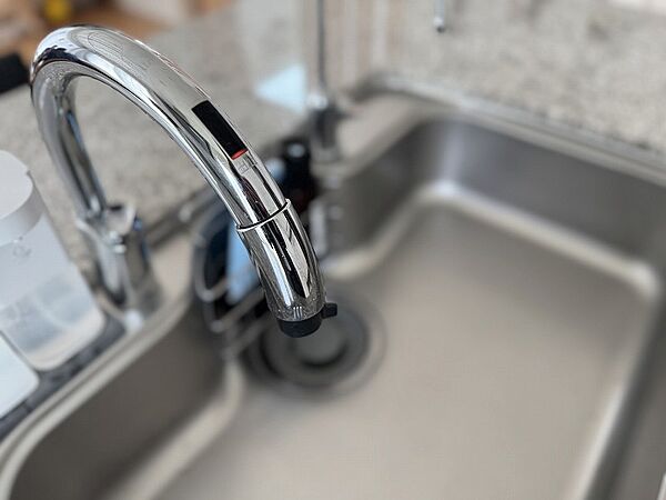 キッチン水栓。汚れた手でレバーに触れずに水が出せるタッチレス水栓。