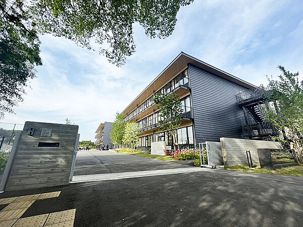 2022年4月開校の流山市立おおぐろの森中学校　中学校が小学校をつなぎ、その先の「おおぐろの森」へと意識を導くような校舎の配置になっ.ています。