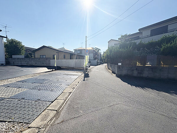 周辺は車通りの少ない落ち着いた住環境