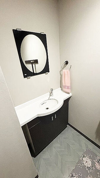トイレ内に手洗い付き、衛生的かつ便利です。