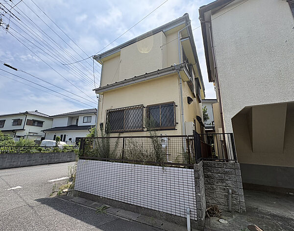 北東角地の整形地。東側6ｍ公道、北側4ｍ公道。