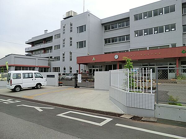 「豊かな心を育み自ら学びすこやかに生きる子」満足感・充実感を感じとれる学校を目指しています。たくさんの緑や木々に囲まれて、子ども達はのびのびと育っています。