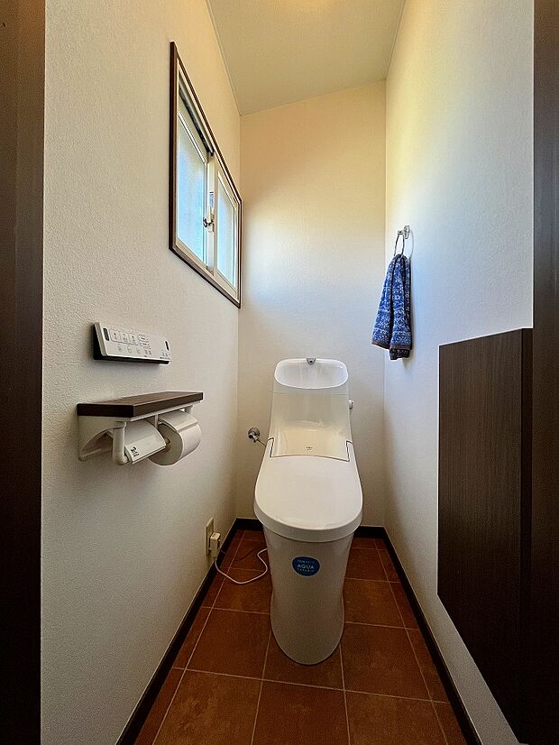 （2階トイレ）換気と明るさに配慮した、清潔感ある空間です。（2024年05月撮影）