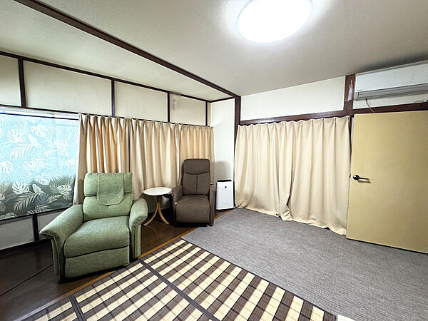 【1階和室・9.5帖】板の間付きの、明るく落ち着いた空間です。（2025年9月撮影）