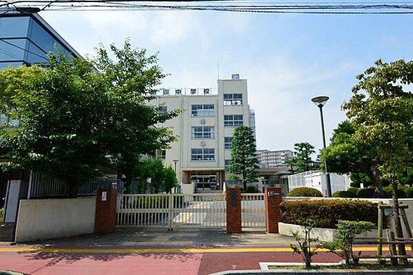 第四中学校まで1100ｍ。