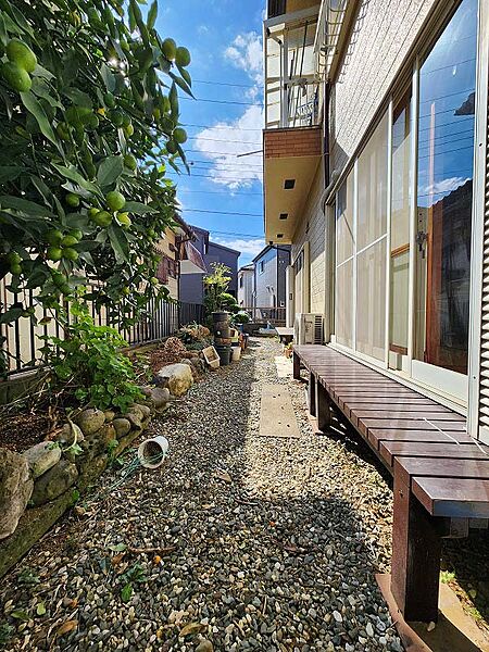 南側の庭　菜園や植栽を楽しんだり、家族の憩いの場になります。