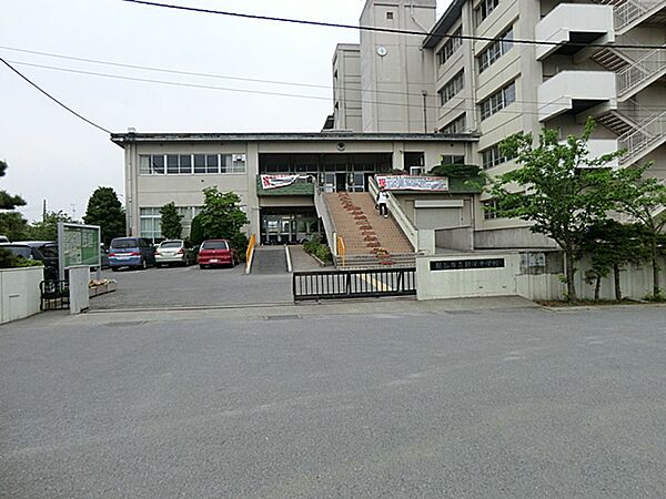 越谷市立新栄中学校まで1300ｍ