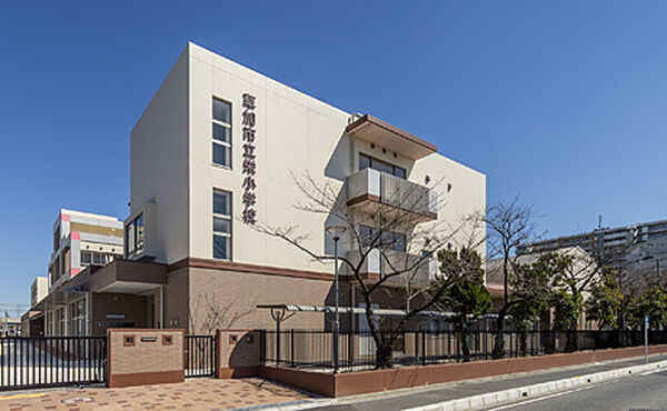 栄小学校　きれいな校舎は、開校50周年記念事業の一環で2014（平成26）年に改築されたもの。中庭とテラスのある校舎で、学生ボランティアも受け入れての独自性ある教育活動が行われている。